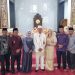 Pj. Wako Rida Ananda didampingi ketua TP-PKK Kota Payakumbuh Ny. Chece Rida Ananda menyampaikan selamat berbahagia dan sejumlah pesan serta nasihat kepada kedua mempelai.