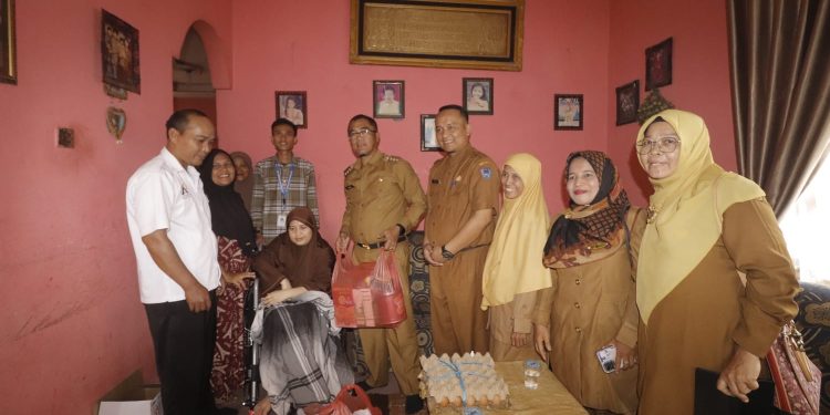 Pj. Wali Kota Payakumbuh Menyerahkan Bantuan Asistensi Rehabilitasi Sosial (Atensi)