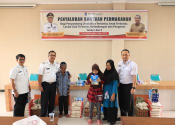 Pj. Wako Rida Ananda Serahkan Bantuan Untuk Warga Terlantar