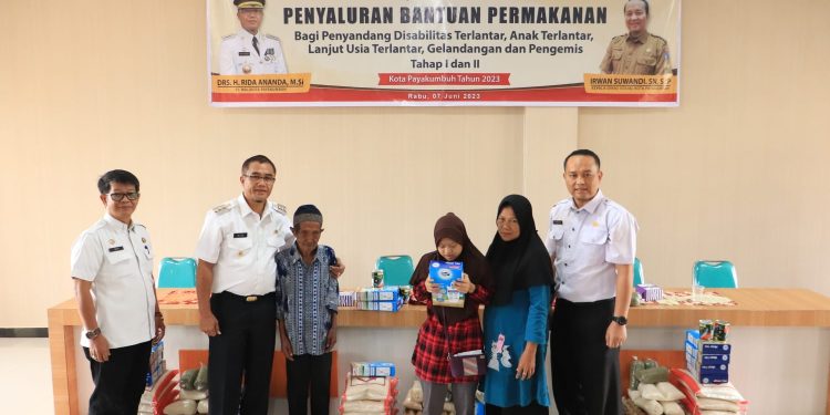 Pj. Wako Rida Ananda Serahkan Bantuan Untuk Warga Terlantar