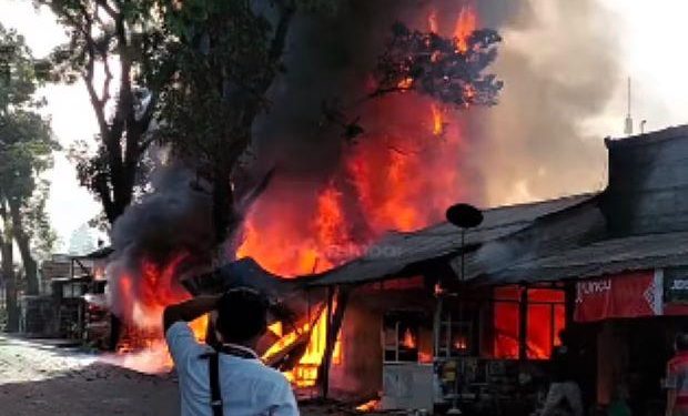 Kebakaran di Depan RSJ Padang Akibatkan 6 Ruko Hangus dan 1 Motor Terbakar hanya Sisa Kerangka