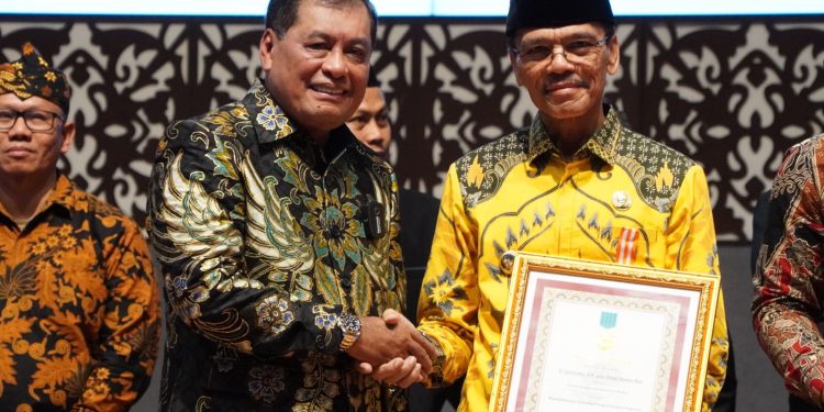 Harkopnas 2023, Bupati Safaruddin Terima Penghargaan Tokoh Penggerak Koperasi Madya