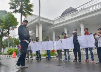 Pernyataan dianggap Ciderai Insan Pers! Wartawan Bukittinggi-Agam Beraksi di Depan Rumah Dinas Wali Kota
