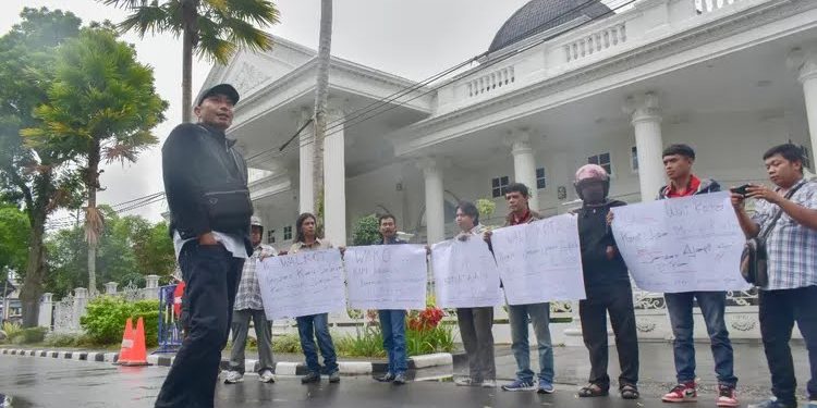 Pernyataan dianggap Ciderai Insan Pers! Wartawan Bukittinggi-Agam Beraksi di Depan Rumah Dinas Wali Kota