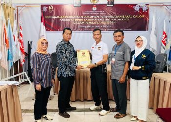Partai Garuda kabupaten limapuluh kota pertama menyerahkan berkas pengajuan perbaikan dokumen bacaleg ke KPU
