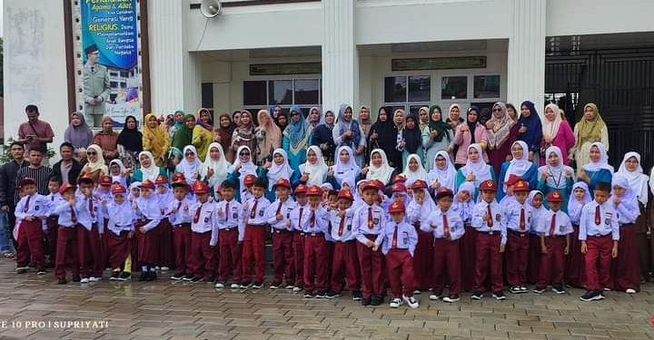 SDN 04 Garegeh Lakukan Pelepasan Balon Cita-cita pada Hari Pertama Sekolah