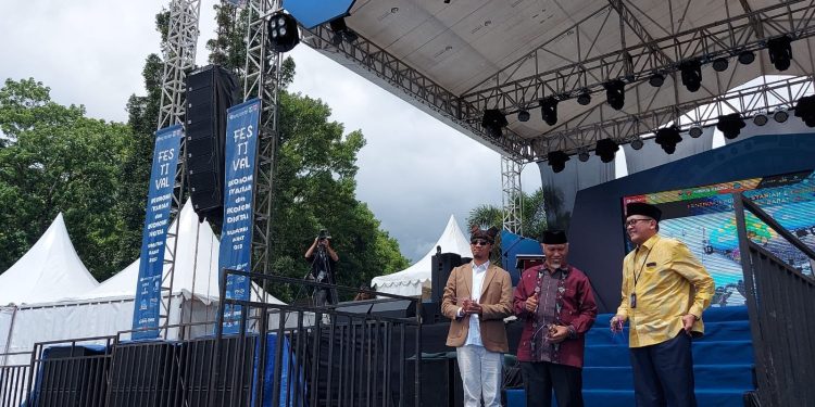 Sebanyak 300 UMKM Ikuti Acara FESyar dan FEKDi Di Pelataran Jam Gadang Bukittinggi