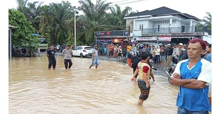 Sungai Batang Saman Pasaman Barat Meluap: Transportasi Putus, Ratusan Rumah Terendam