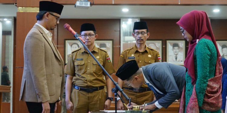 Lantik 80 Guru dan 73 Tenaga Kesehatan, Wako Erman Katakan Semoga Sukses dan Amanah