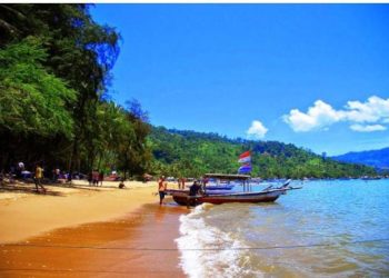Rekomendasi Pariwisata Pantai Caroline menawarkan suasana pantai yang indah