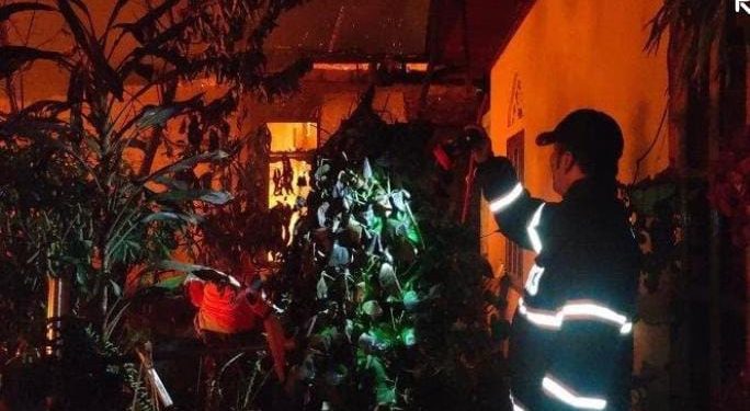 Kebakaran Menghanguskan 2 Unit Rumah di Padang, Damkar Berhasil Menanggulangi Api