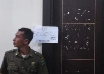 Masyarakat Segel Ruangan Bupati Padang Pariaman Sumbar, Ini Alasannya