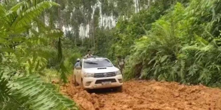 Jalan Dharmasraya Sumbar Rusak Parah, warga harapkan bantuan Presiden