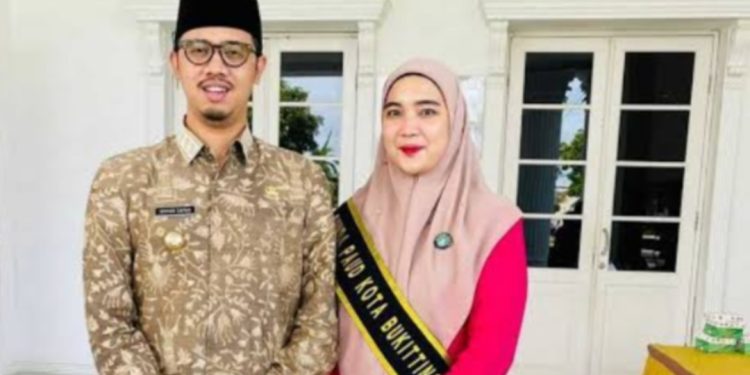 Wali Kota dan Ketua TP PKK Bukittinggi Dinobatkan Jadi Ayah-Bunda Pengayom GenRe 2023