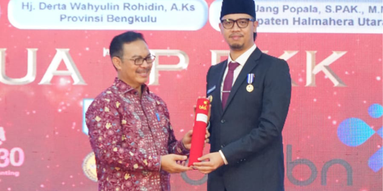 Erman Safar disematkan Penghargaan Nasional Tertinggi Program Pembangunan Keluarga Manggala Karya Kencana 2023