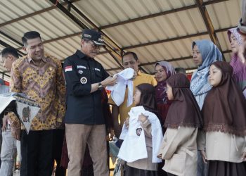 Penuhi Janji, Pemkab Limapuluh Kota Serahkan 11.931 Paket Bantuan Seragam Sekolah SD dan SMP