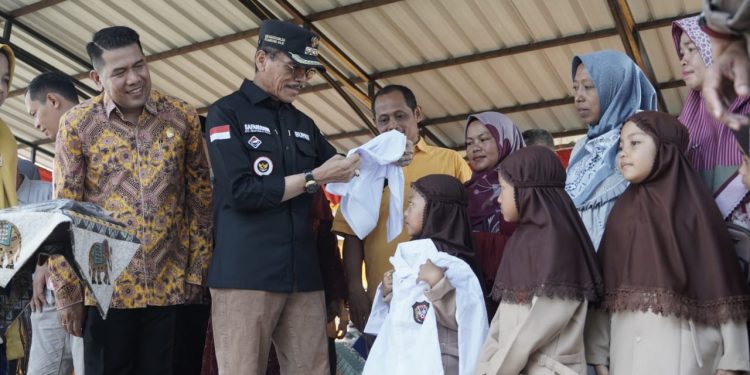 Penuhi Janji, Pemkab Limapuluh Kota Serahkan 11.931 Paket Bantuan Seragam Sekolah SD dan SMP