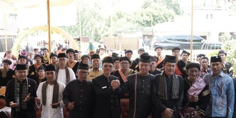Hadiri Pengukuhan Pengurus KAN dan Bundo Kanduang Labuah Gunuang, Bupati Safaruddin : Harus Sinergi dan Jalin Komunikasi