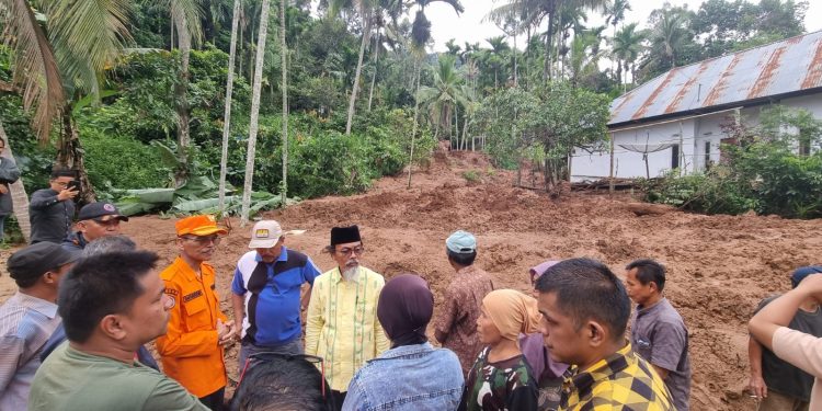 Tinjau Longsor Situjuah, Bupati Pastikan Penanganan Aparat dan Ingatkan Warga Waspada Bencana
