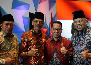 Dukung Penguatan Fungsi Penyuluh Agama dan Program Moderasi Beragama, Bupati Safaruddin Terima Penghargaan dari Menteri Agama