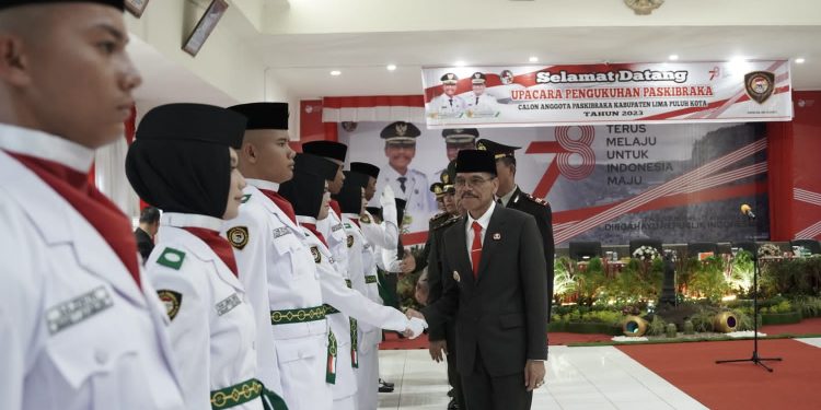 Bupati Limapuluh Kota Kukuhkan 28 Anggota Paskibra 2023