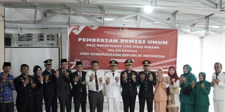 Bupati Limapuluh Kota Serahkan Remisi Kepada 126 Narapidana LPKA Tanjung Pati dan Lapas Suliki