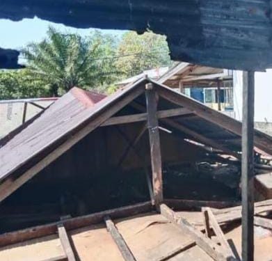 Enam Rumah Warga di Pulau Rajo Pesisir Selatan Alami Kerusakan Akibat Diterjang Badai