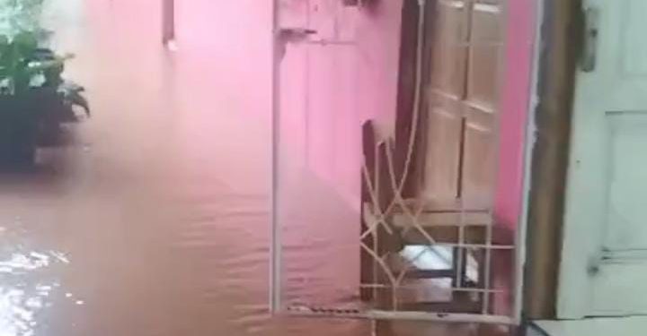 Banjir meluap sampai ke SD Negeri 40 di Kota Padang, Sumatra Barat: Kondisi Belajar-Mengajar Terganggu