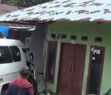 Mobil Travel Menabrak Rumah Warga di Pasaman sebabkan dinding rumah warga ambrol