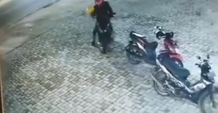 Pencurian Motor Terjadi di Gudang JNT Tanah Sirah, Payakumbuh: Aksi Maling Terekam CCTV