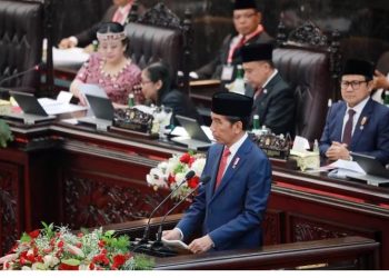 Presiden Joko Widodo (Jokowi) umumkan kenaikan gaji Pegawai Negeri Sipil (PNS) sebesar 8 persen dan pensiunan 12 persen