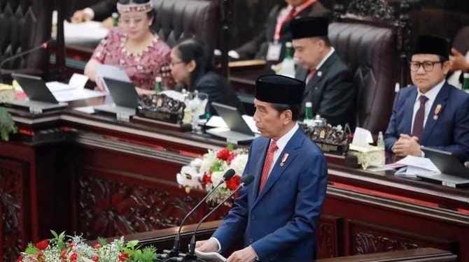 Presiden Joko Widodo (Jokowi) umumkan kenaikan gaji Pegawai Negeri Sipil (PNS) sebesar 8 persen dan pensiunan 12 persen