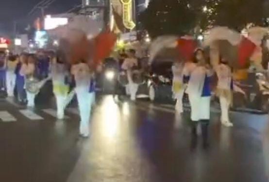 Pawai Obor Ratusan Pelajar Bukittinggi Meriah kan Malam Jelang HUT RI, Akses Jalan Sempat Dialihkan