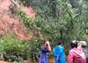 Terhambat Longsor Akses Jalan Sumbar-Bengkulu via Padang-Painan macet