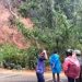 Terhambat Longsor Akses Jalan Sumbar-Bengkulu via Padang-Painan macet
