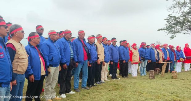 Keluarga Besar Partomat Adakan Upacara Bendera Di Puncak Data kecamatan Baso Kabupaten Agam