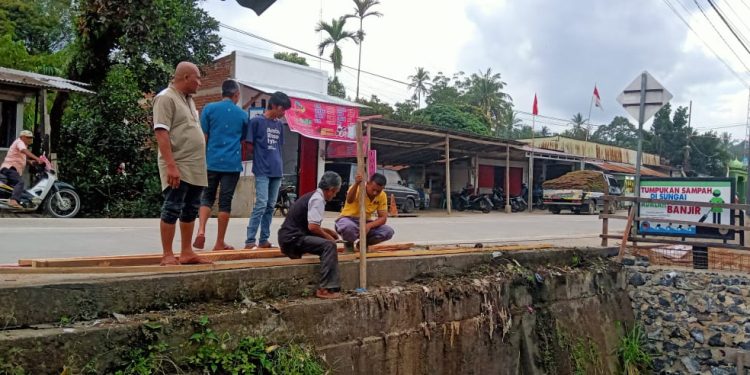 Kurang Perhatian Pemerintah, Warga Pakan Rabaa Limapuluh Kota Lakukan Swadaya Bangun Pagar Jalan