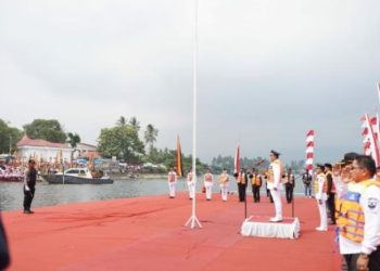 Unik Upacara HUT RI Terapung di Danau Singkarak