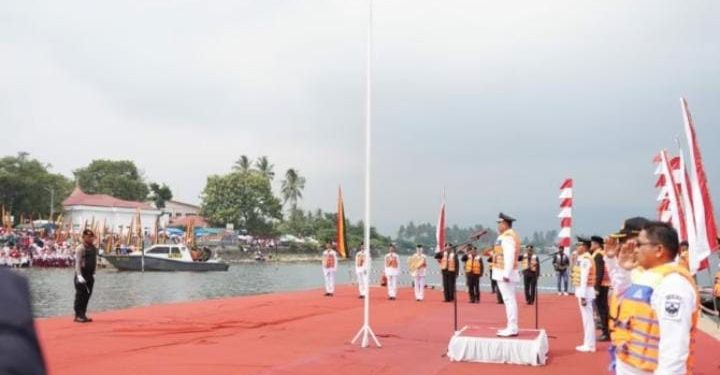 Unik Upacara HUT RI Terapung di Danau Singkarak