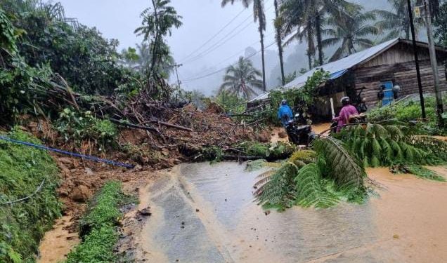 Akses Jalan Padang-Solok Terputus Akibat Longsor
