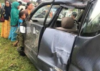 Hilang Kendali Mobil Xenia Terbalik Setelah Menabrak Tiang Listrik di Sungai Limau, Padang Pariaman