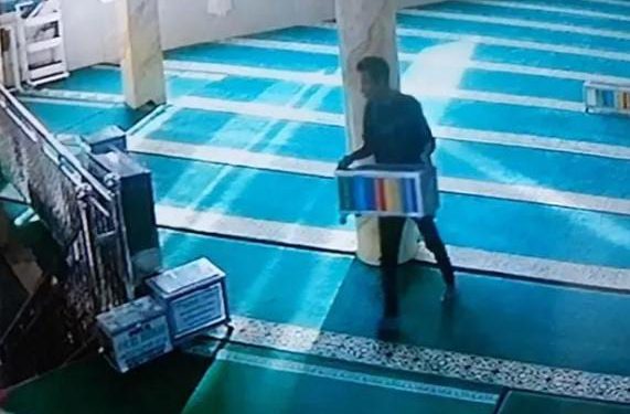 Saat Jamaah Lengah, Maling Kotak Amal Masjid Beraksi di Bukittinggi Terekam CCTV