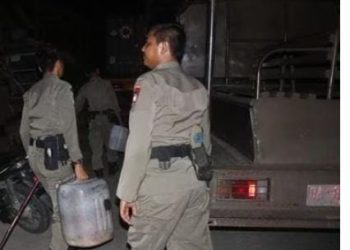 Bikin Resah Warga Pol PP Amankan Warung Menjual Minuman Keras di Padang