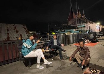 Wako Gaul..!! Erman Safar Ditemani Dirut PDAM dan Musisi Kopling di Jajanan Kaki Lima