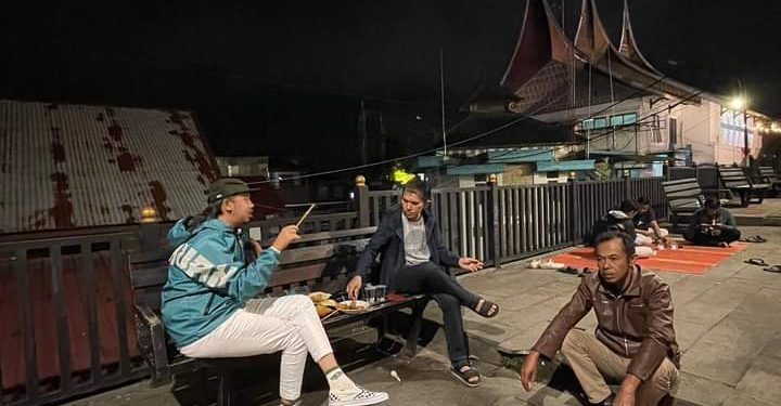 Wako Gaul..!! Erman Safar Ditemani Dirut PDAM dan Musisi Kopling di Jajanan Kaki Lima