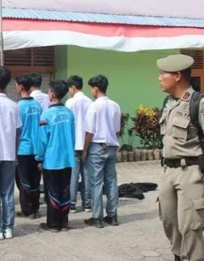 Tengah Asyik Nongkrong di Saat Jam Pelajaran, Belasan Pelajar Diamankan Satpol PP Padang