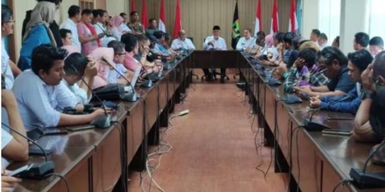 Hari Ketiga Unjuk Rasa, Perwakilan Warga Air Bangis Akhirnya Bertemu Gubernur Sumbar