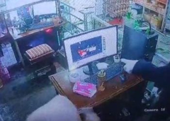 Aksi Perampok disiang bolong Terekam CCTV Ancam Penjaga Kedai di Balai Gurah Agam: Korban Rugi Rp 4,5 Juta”