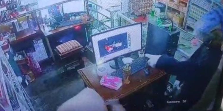 Aksi Perampok disiang bolong Terekam CCTV Ancam Penjaga Kedai di Balai Gurah Agam: Korban Rugi Rp 4,5 Juta”