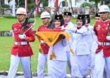 Diwarnai Hujan Upacara Penurunan Bendera Merah Putih di Istana Gubernur Sumbar Tetap Khidmat